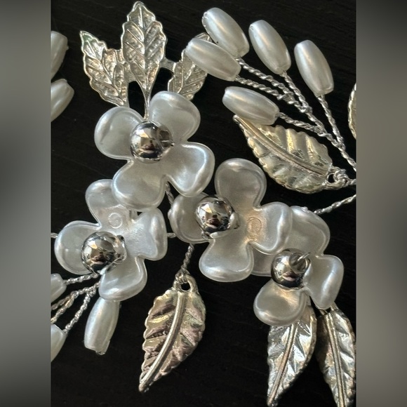 Bridal hair vine | Silver and Pearls - Picture 4 of 10